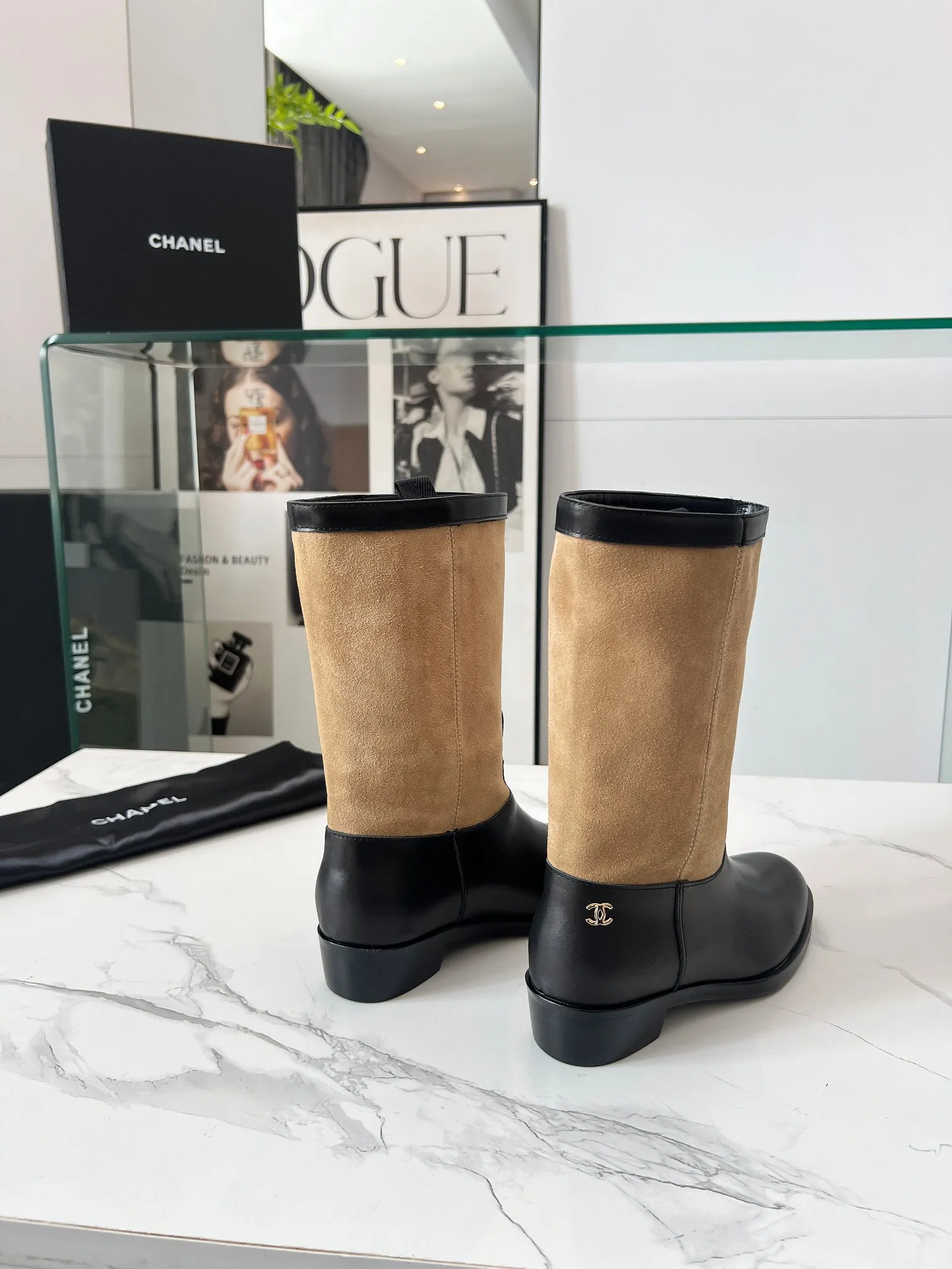 👟👟Ex-factory price 680👟👟 Top quality🔥Chanel 25 autumn and winter small fragrant suede color-blocked knight mid-high boots! Retro style boots Western cowboy boots! Unique western boot design with smooth curves and irregular edges like free lines in the wilderness! With a casual and free flavor. Let every step be uninhibited and refined! Whether it is paired with smart suit pants to create a cool urban style, or matched with an elegant dress to create a strong and soft aesthetic. Or pair it with jeans to create an authentic western style! The upper is made of first-layer cowhide stitched with suede. The inner lining is water-dyed cowhide. Number of yards: 35-40 (41 is custom-made and cannot be returned or exchanged). Comes with original packaging.